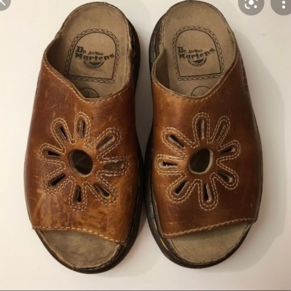 ISO!! In search of these sandals in a size 9! - Picture 1 of 1